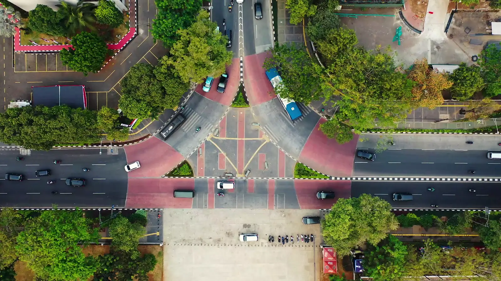 Vista aérea de um cruzamento urbano com faixas de tráfego