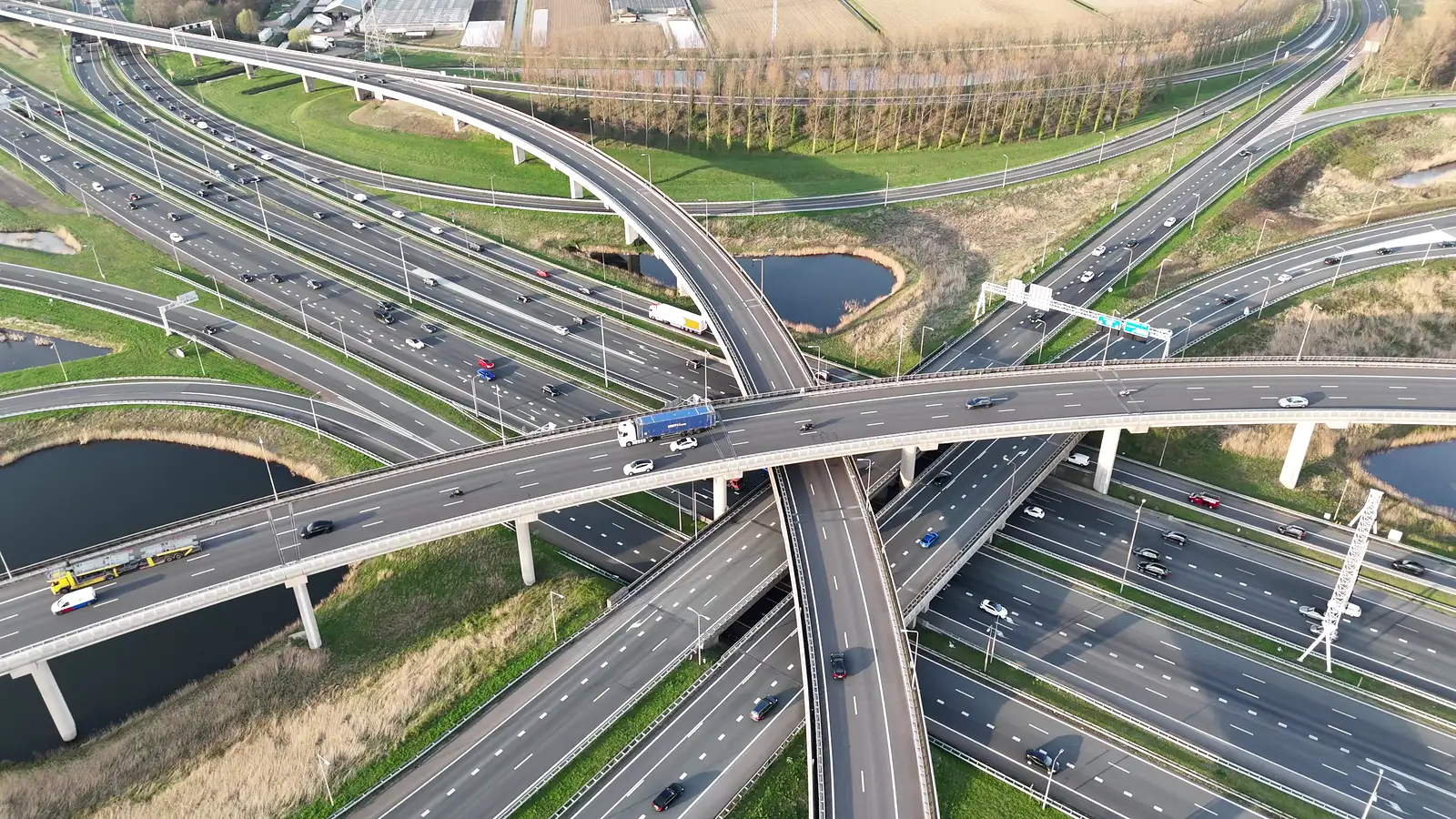 Vista aérea de um entroncamento rodoviário com tráfego