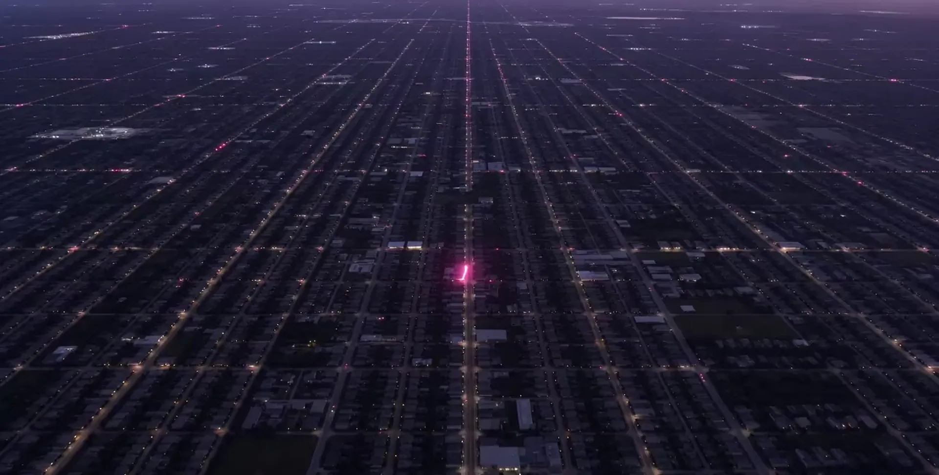 Mapa noturno de uma cidade com ruas iluminadas